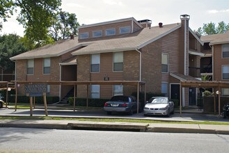 Creekside Condominiums in Dallas, TX - Foto de edificio - Building Photo