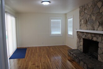 1996 N 11th Ave in Hanford, CA - Building Photo - Building Photo