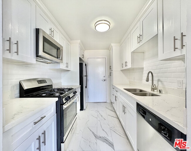property at 468 S Roxbury Dr