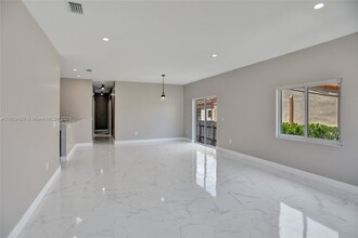 1622 NW 31st Ave-Unit -B in Miami, FL - Foto de edificio - Building Photo