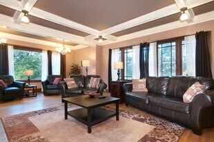 621 Kenwood Pky, Unit 2nd floor apartment in Minneapolis, MN - Building Photo
