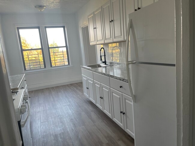 211 Glenwood Ave, Unit 101 in East Orange, NJ - Foto de edificio - Building Photo