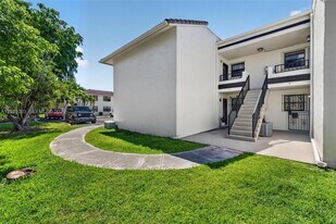 10845 NW 7th St in Miami, FL - Building Photo