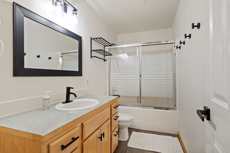 1227 Daniels Ct, Unit Bedroom 1 in Bremerton, WA - Foto de edificio - Building Photo