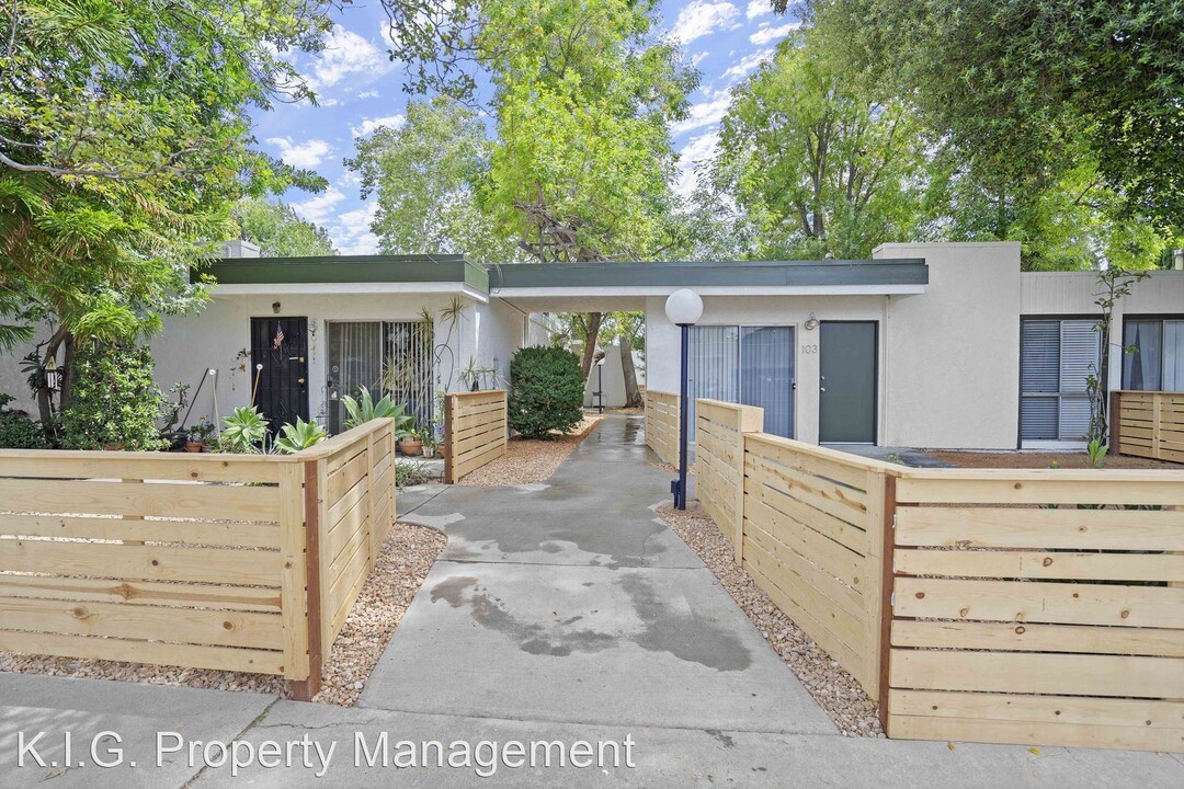 15432 Gault St in Los Angeles, CA - Foto de edificio