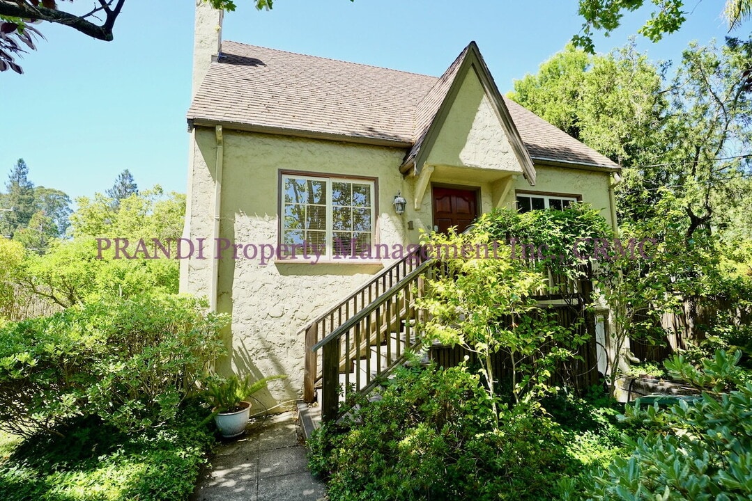 1 Santa Cruz Ave in San Anselmo, CA - Building Photo