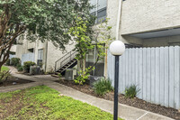 Berkley Court Condominiums in Houston, TX - Foto de edificio - Building Photo