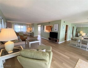 10525 Gulf Shore Dr in Naples, FL - Foto de edificio - Building Photo