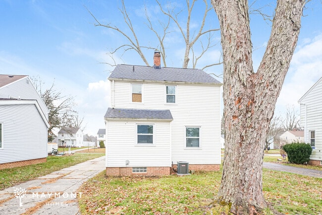 7092 Parma Park Blvd in Parma Heights, OH - Foto de edificio - Building Photo