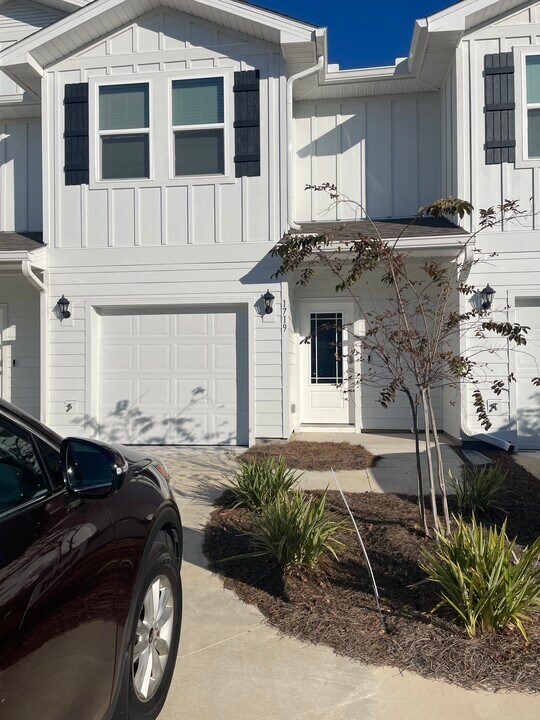 1719 Jakes Dr in Panama City, FL - Foto de edificio