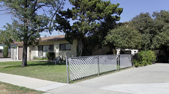 327 N Clifford Ave in Rialto, CA - Foto de edificio - Building Photo