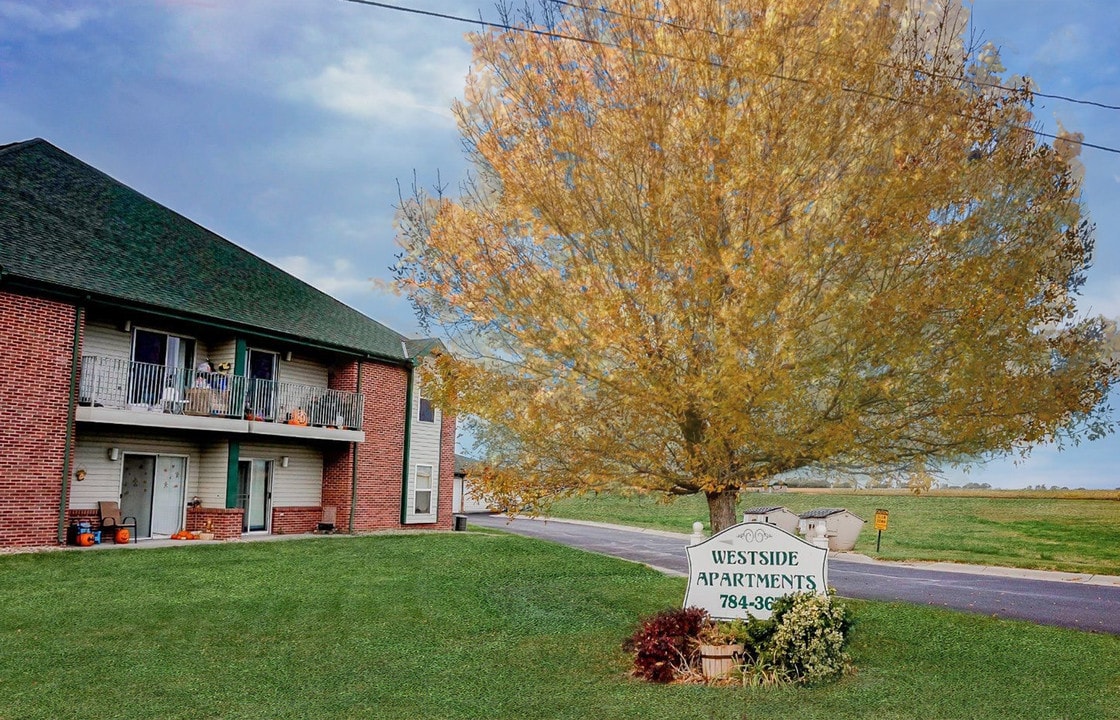 Westside in Cozad, NE - Foto de edificio