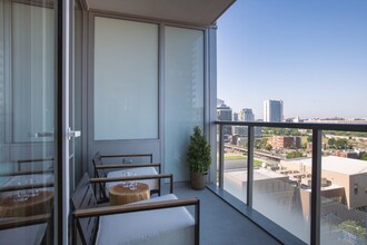 200 W Hill St in Chicago, IL - Building Photo - Building Photo