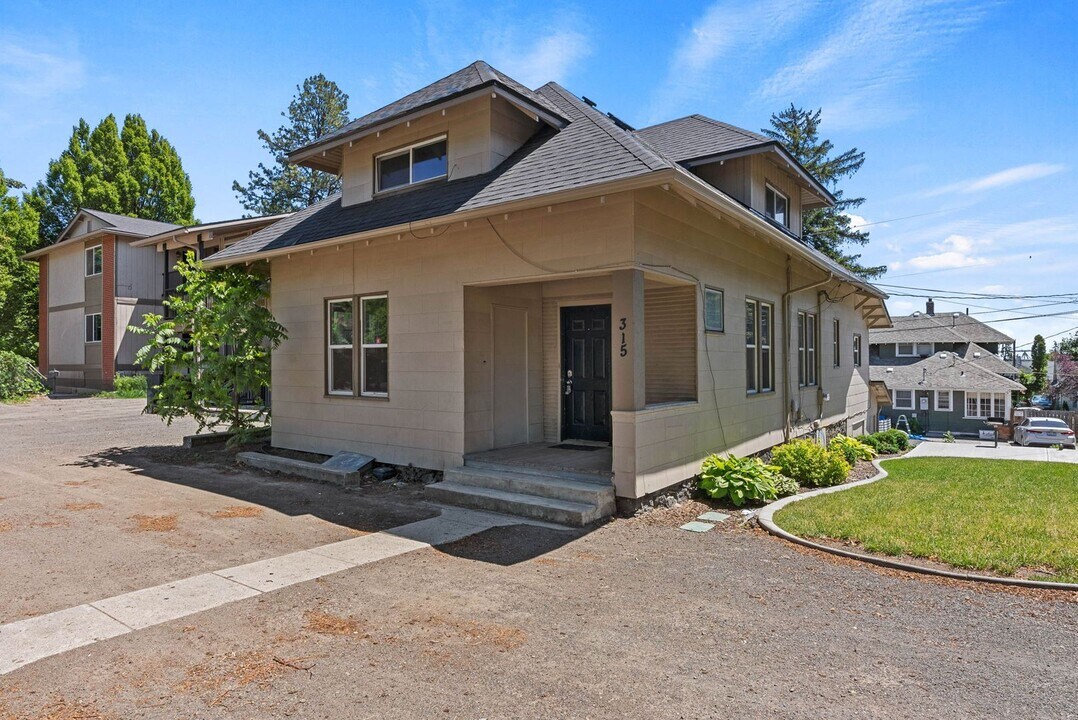 315 6th St in Cheney, WA - Building Photo