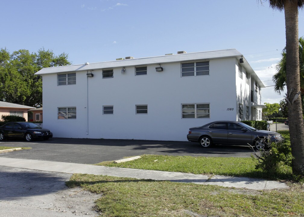 1560 NE 124th St in Miami, FL - Building Photo