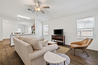 516 Circle Wy in Jarrell, TX - Building Photo - Building Photo