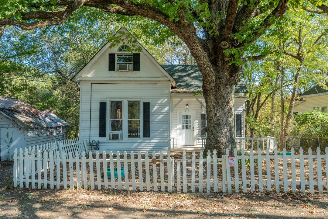 216 Elizabeth Terrace in Hot Springs, AR - Foto de edificio