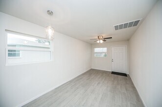 5040 Mallow St in Houston, TX - Building Photo - Building Photo