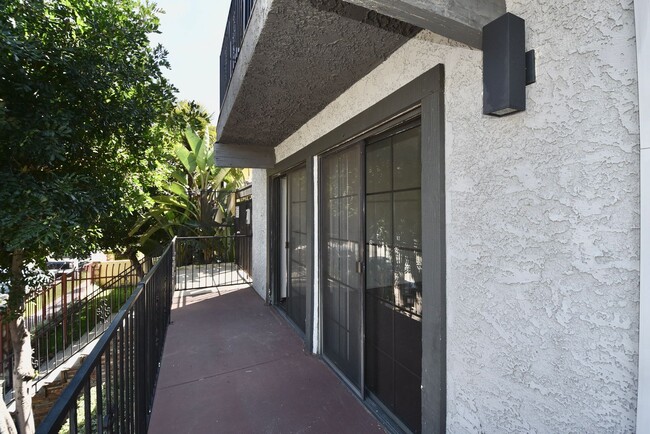 5921 Whitsett Ave in Los Angeles, CA - Building Photo - Building Photo