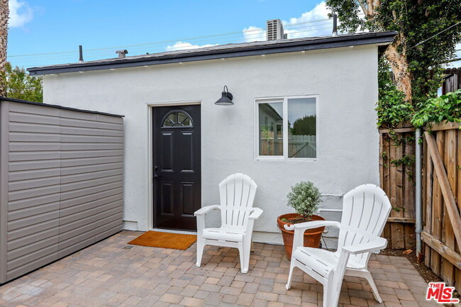6602 McLennan Ave in Van Nuys, CA - Foto de edificio - Building Photo