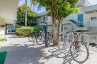 Aztec Pacific Apartments in San Diego, CA - Foto de edificio - Building Photo