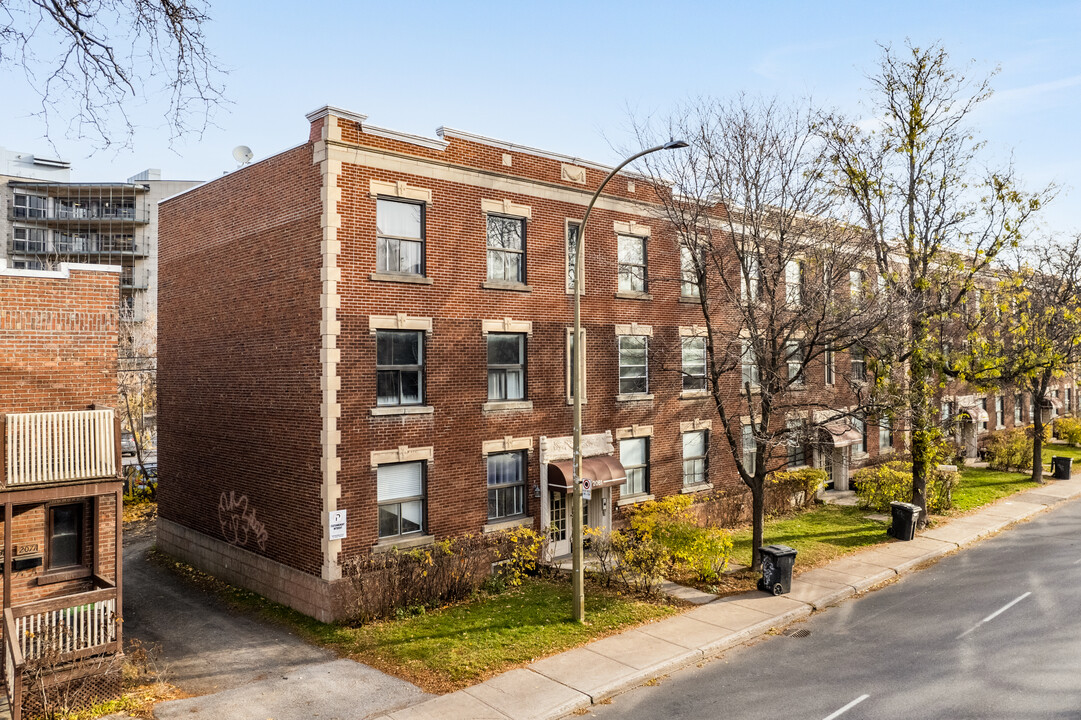 2061 Décarie Boul in Montréal, QC - Building Photo