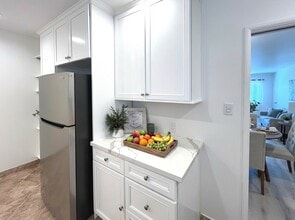 325 E Stocker St in Glendale, CA - Foto de edificio - Building Photo