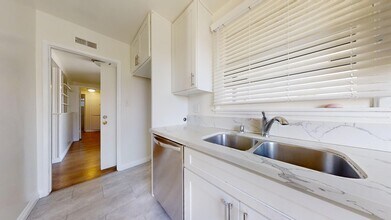 5558 Emerald St in Torrance, CA - Foto de edificio - Building Photo