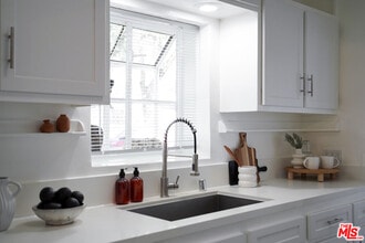 560 Croft Ave in West Hollywood, CA - Building Photo - Building Photo