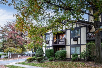 Foxwood Square Condos in Staten Island, NY - Building Photo - Building Photo