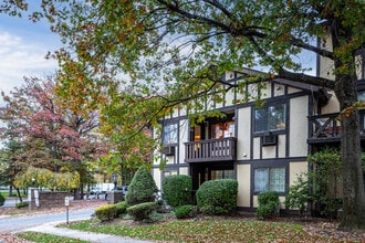 Foxwood Square Condos in Staten Island, NY - Foto de edificio - Building Photo