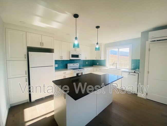 17181 Juniper Cove Rd in Lake Country, BC - Building Photo - Building Photo