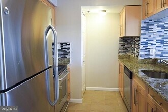 10101 Grosvenor Pl in Rockville, MD - Building Photo - Building Photo