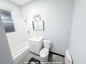 118 W 13th St, Unit 2f in Bayonne, NJ - Foto de edificio - Building Photo