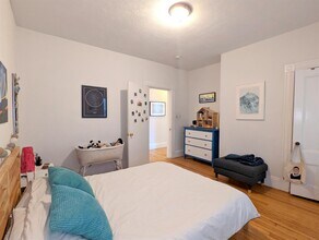 392 Washington St, Unit 1 in Somerville, MA - Foto de edificio - Building Photo