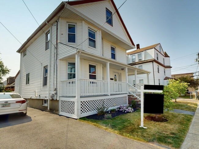 9 Dolphin Ave in Winthrop, MA - Foto de edificio - Building Photo