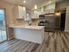 1355 Yost Cir NE in Moses Lake, WA - Foto de edificio - Building Photo