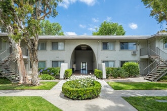 Strada Apartments in Orange, CA - Foto de edificio - Building Photo