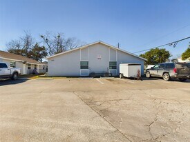 1900 Finfeather Rd in Bryan, TX - Building Photo