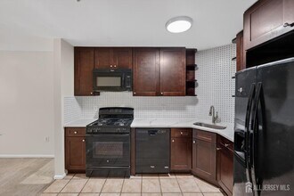 22 Guisborough Way in Edison, NJ - Building Photo - Building Photo