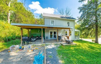 418 W Ghent Rd in Hudson, NY - Building Photo - Building Photo