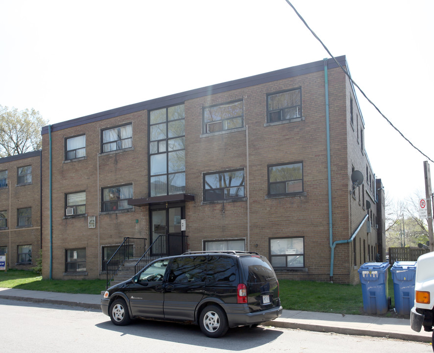 7 Greentree Ct in Toronto, ON - Building Photo