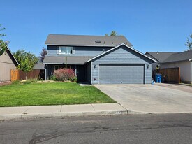 725 NE Negus Pl in Redmond, OR - Building Photo