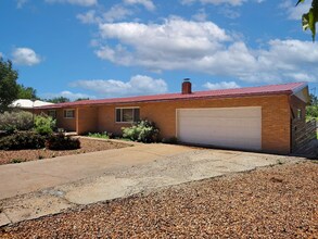 512 Camino Solano in Santa Fe, NM - Foto de edificio - Building Photo