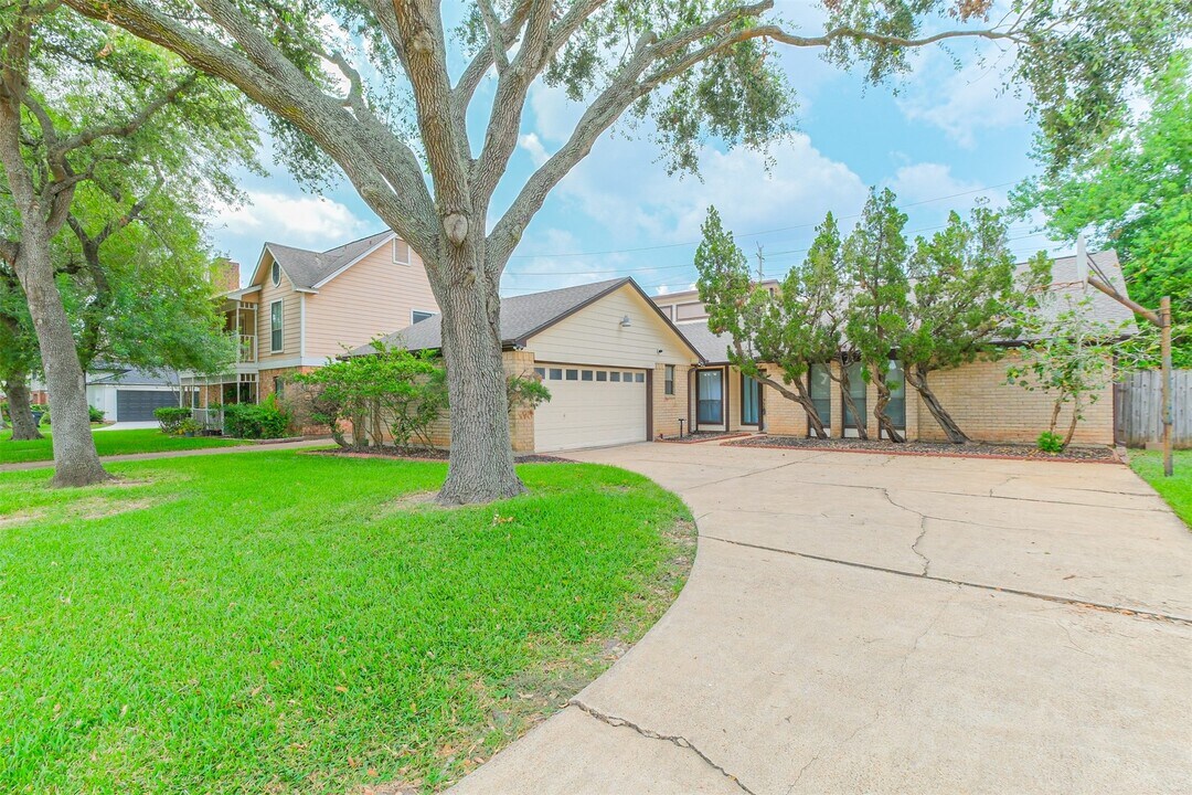 2815 Arrowhead Dr in Sugar Land, TX - Building Photo