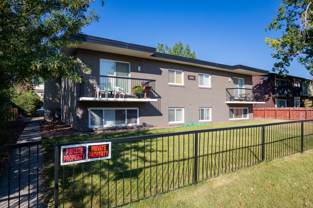 4323 73 St NW in Calgary, AB - Building Photo