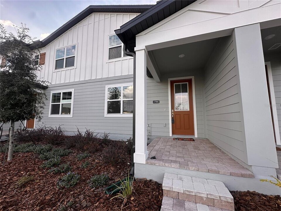 17592 Northlake Grv Dr in Oakland, FL - Building Photo