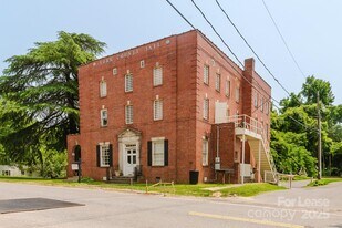203 W Liberty St in York, SC - Building Photo