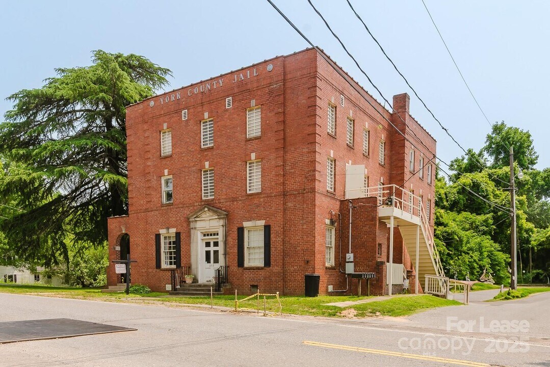 203 W Liberty St in York, SC - Building Photo