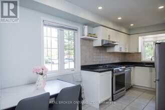 1508 Pinecliff Rd in Oakville, ON - Building Photo - Building Photo